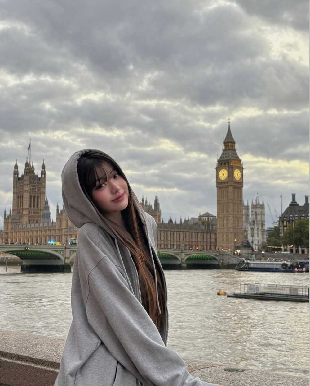 평범한 패션으로 런던 관광 사진 찍는 장원영 ㅎㄷㄷㄷㄷ