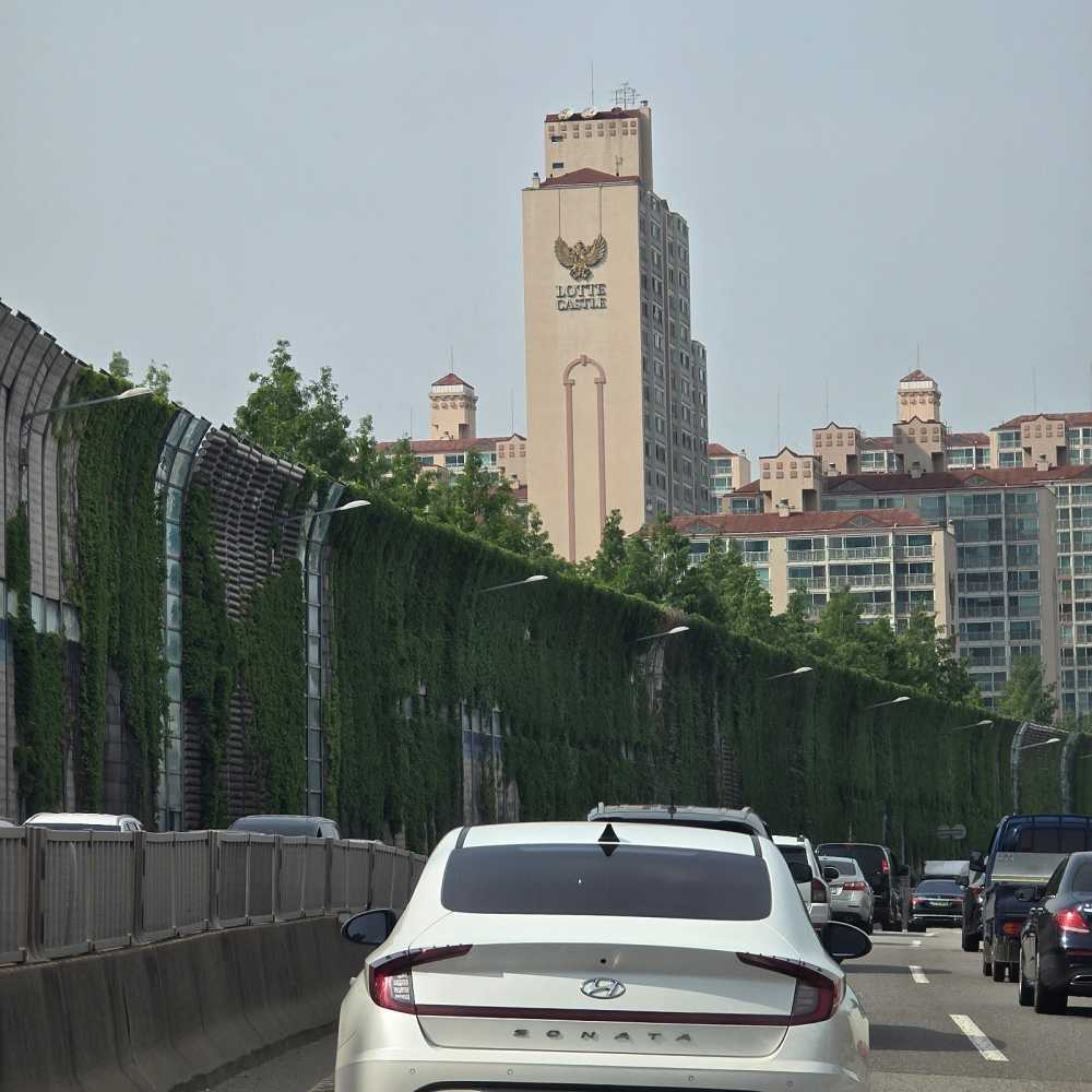 이 아파트는 왜 외벽에 이런 흉측한걸 그려놨을까요?